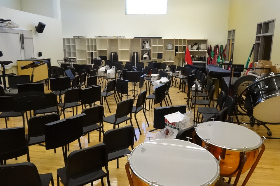 A picture of a school band room.